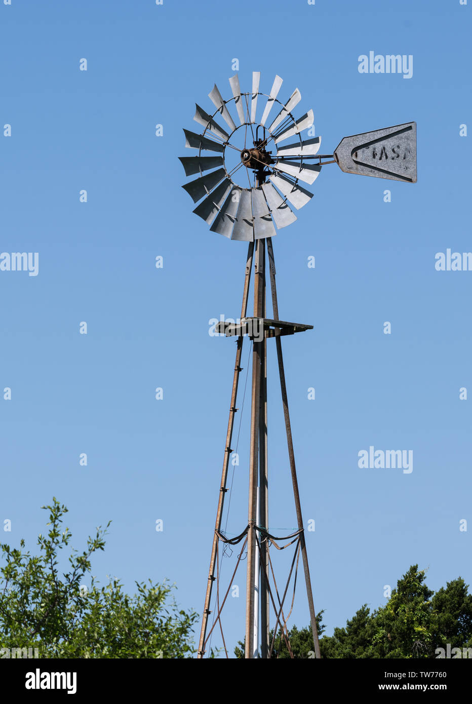 Mulini a vento utilizzati in West Texas per sollevare la massa d'acqua. Hill Country, Texas, Stati Uniti d'America. Foto Stock