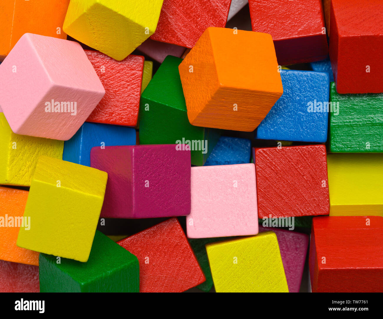 Pila colorati di quadri di blocchetti di legno dello sfondo. Foto Stock