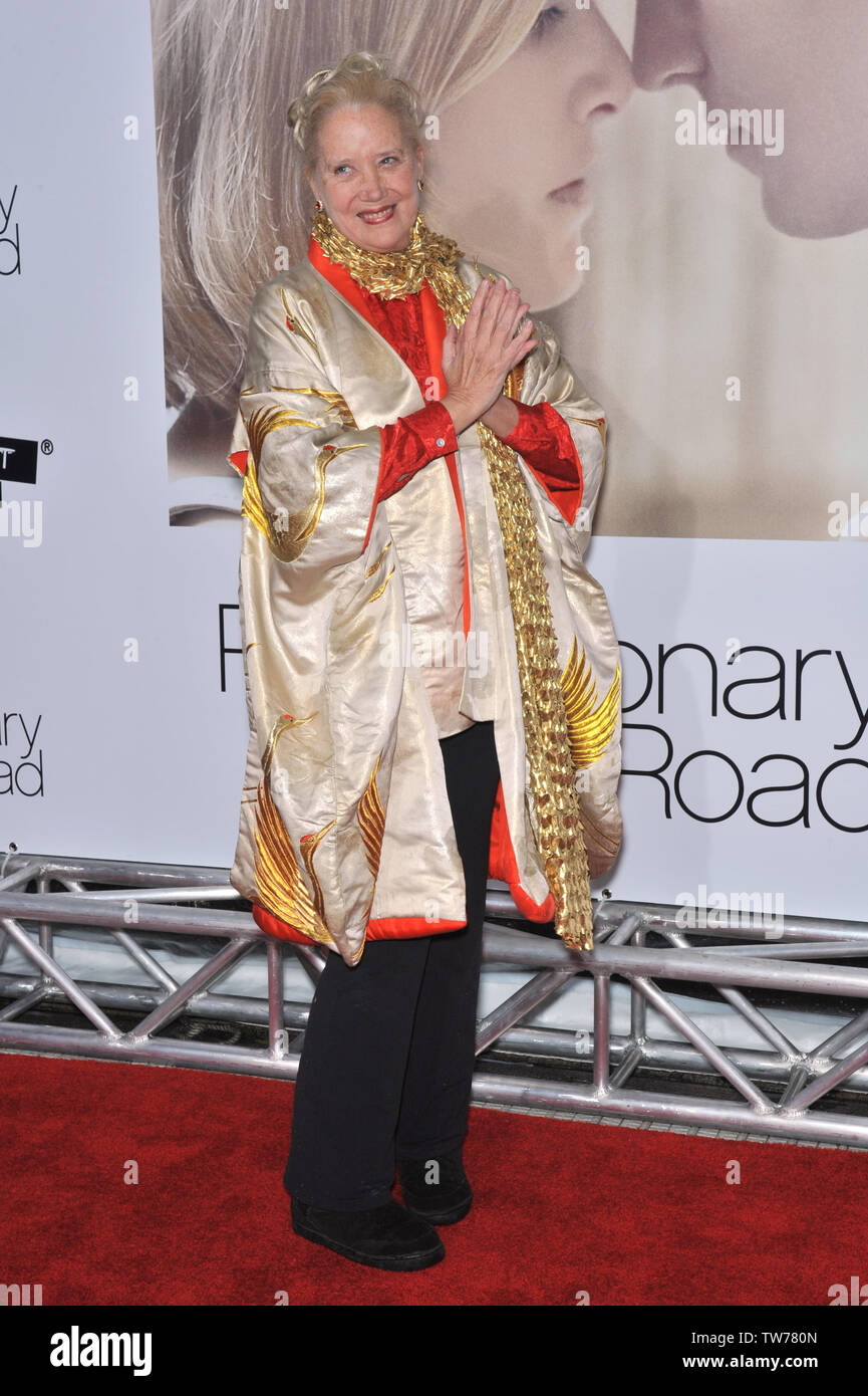 LOS ANGELES, CA. Dicembre 15, 2008: Sally Kirkland alla prima mondiale di "Rivoluzionaria Road" al Mann Village Theatre, Westwood. © 2008 Paul Smith / Featureflash Foto Stock