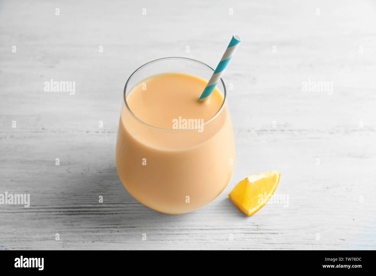 Vetro con orange frullato sul tavolo Foto Stock