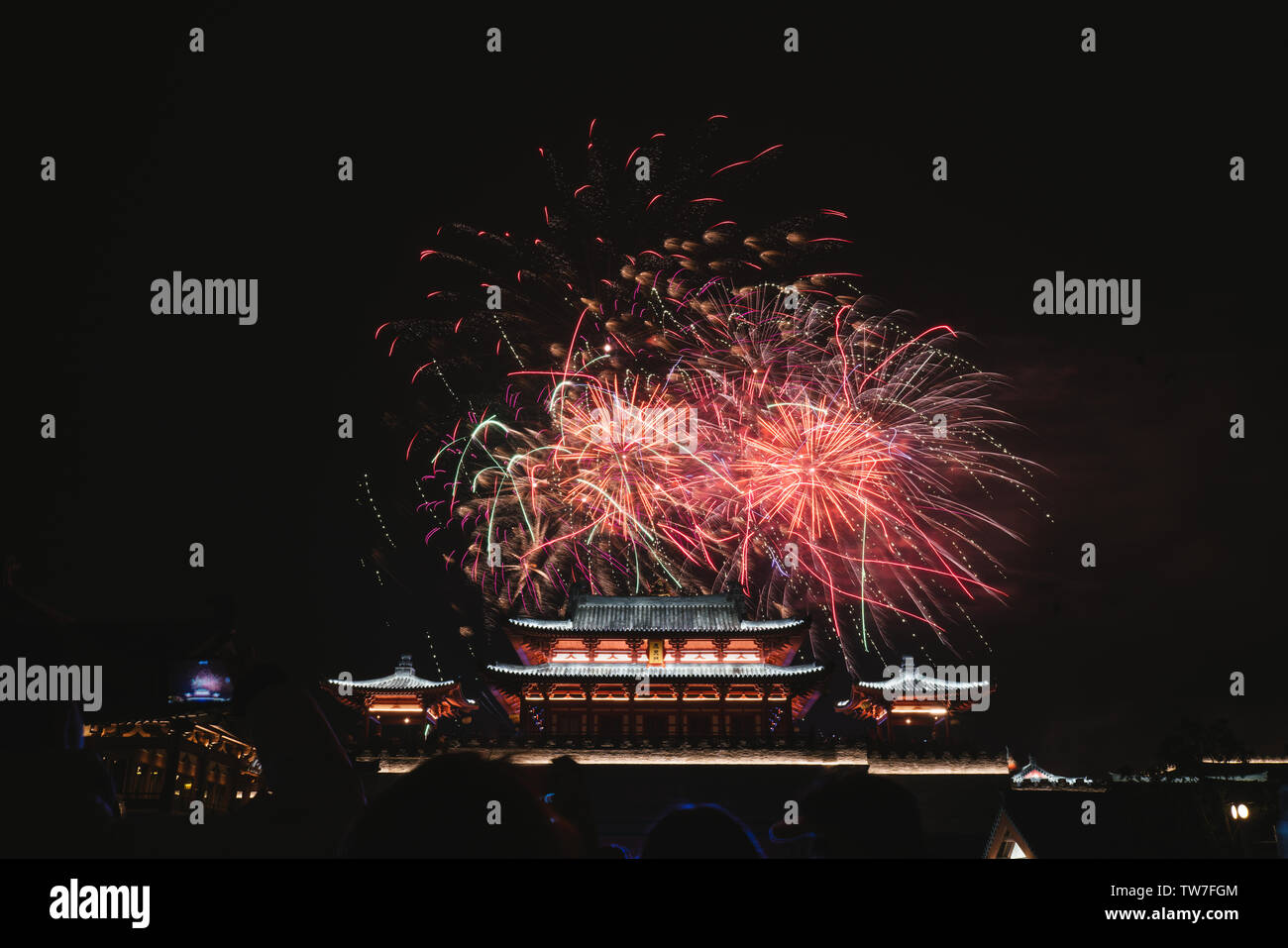 Fuochi d'artificio blooming cinese sopra gli antichi edifici Foto Stock