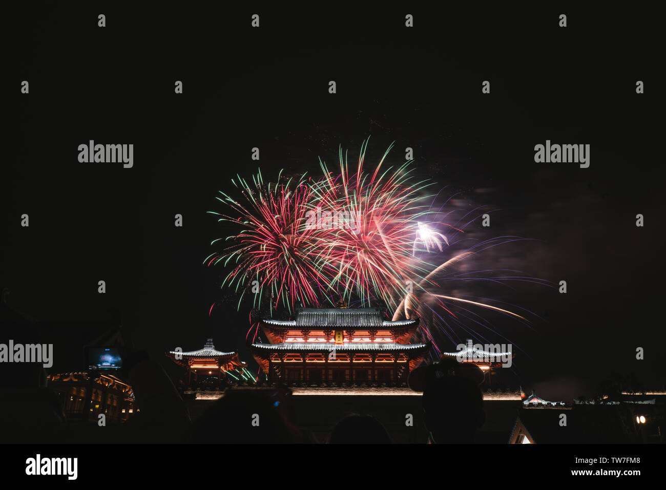 Fuochi d'artificio blooming cinese sopra gli antichi edifici Foto Stock