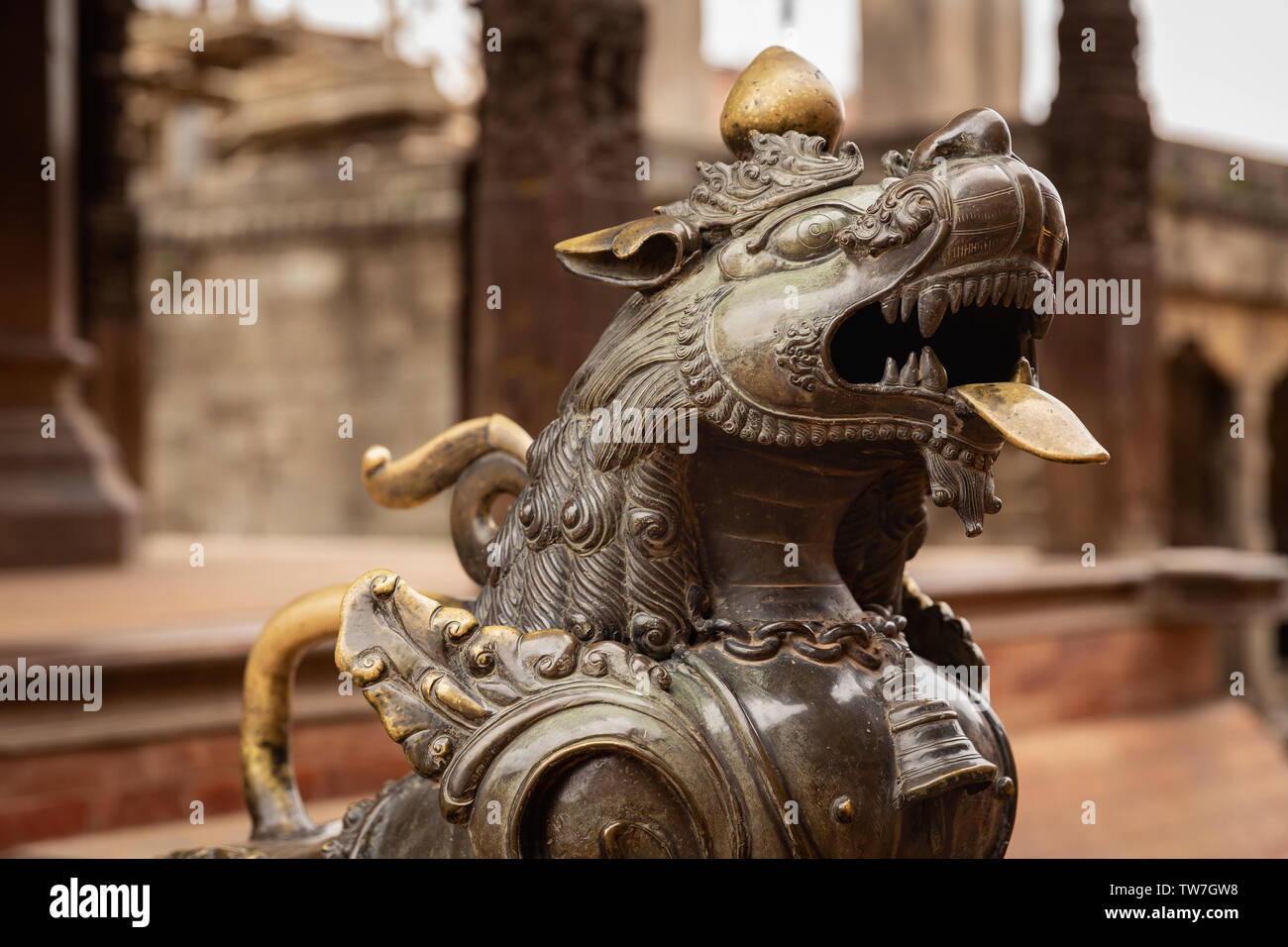 Leone di Bronzo scultura, Bhaktapur, Provincia n. 3, Nepal, Asia Foto Stock