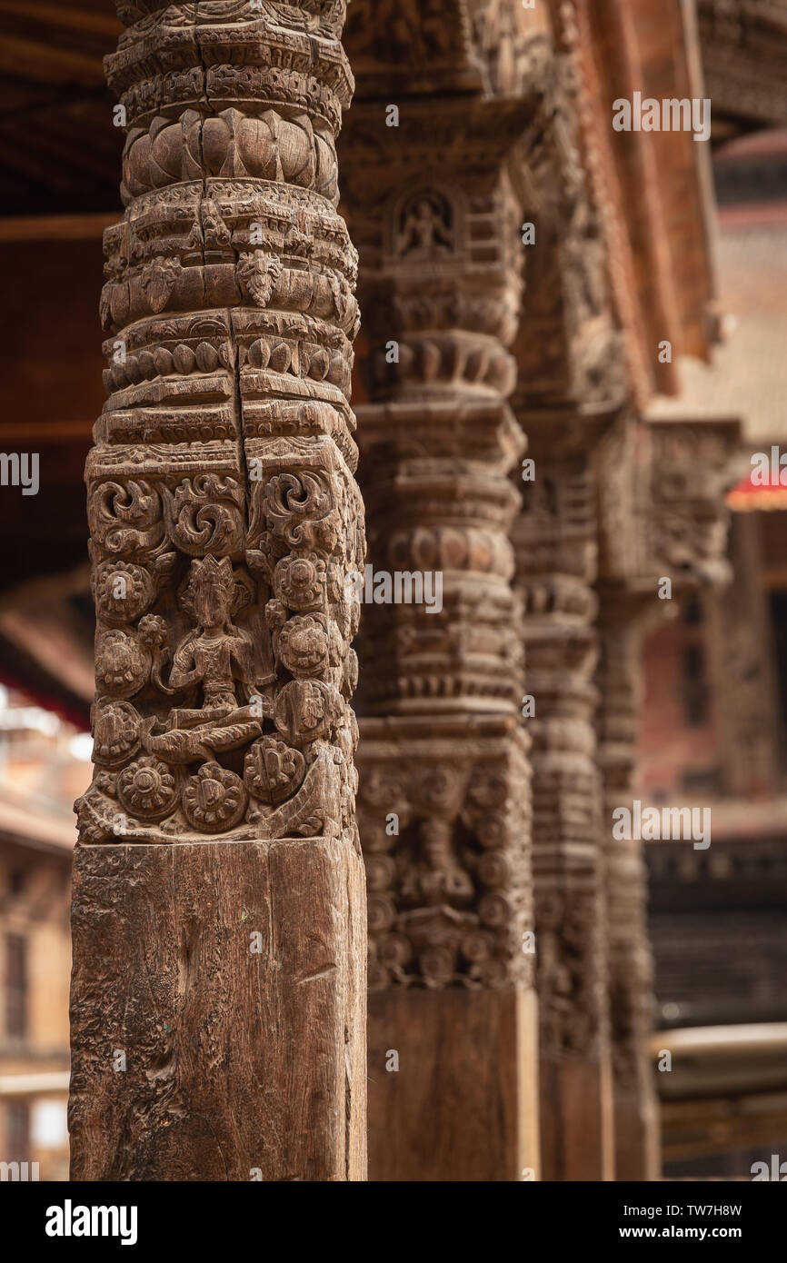 Decorativi in legno scolpito pilastri, Bhaktapur, Provincia n. 3, Nepal, Asia Foto Stock