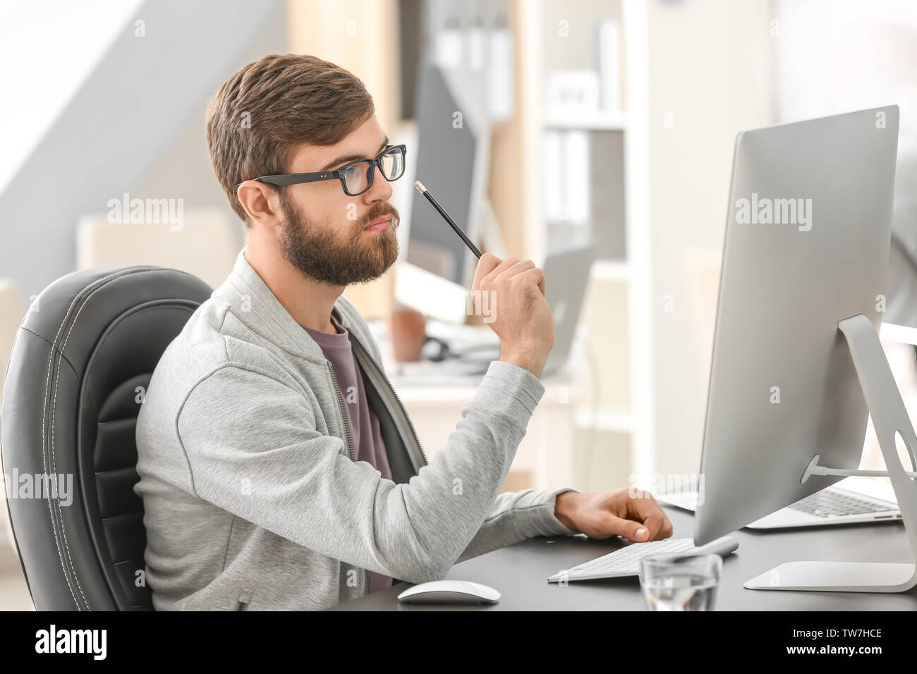 Manager che lavora con il computer in ufficio Foto Stock