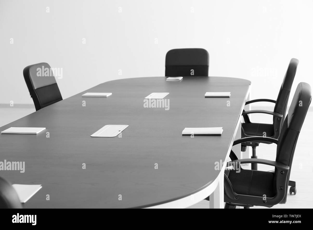 Ufficio moderno interno con tavolo e poltrone nere Foto Stock