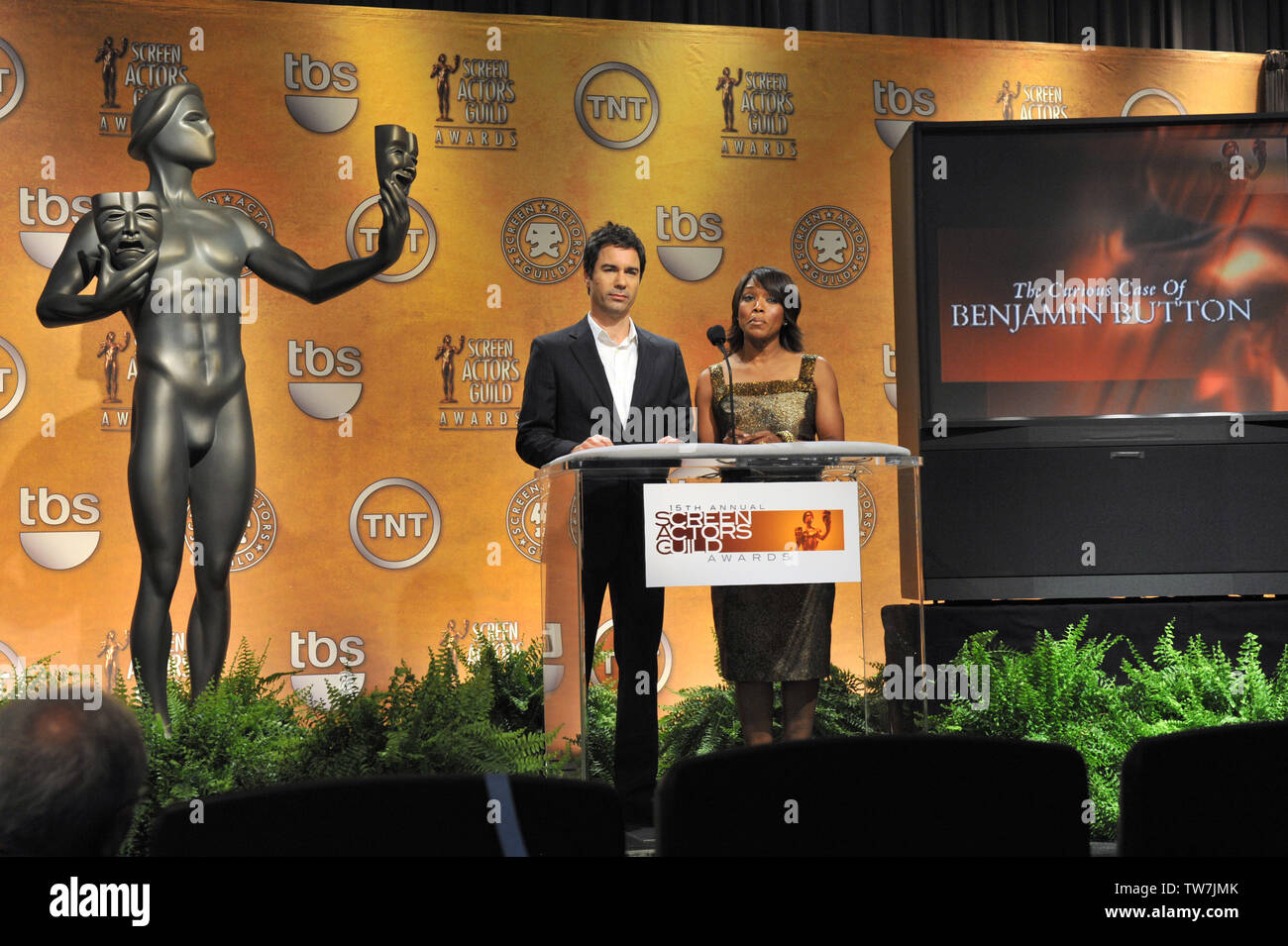 LOS ANGELES, CA. Dicembre 18, 2008: Angela Bassett & Eric McCormack a candidature annuncio per la quindicesima Screen Actors Guild Awards al Pacific Design Center di Los Angeles. © 2008 Paul Smith / Featureflash Foto Stock