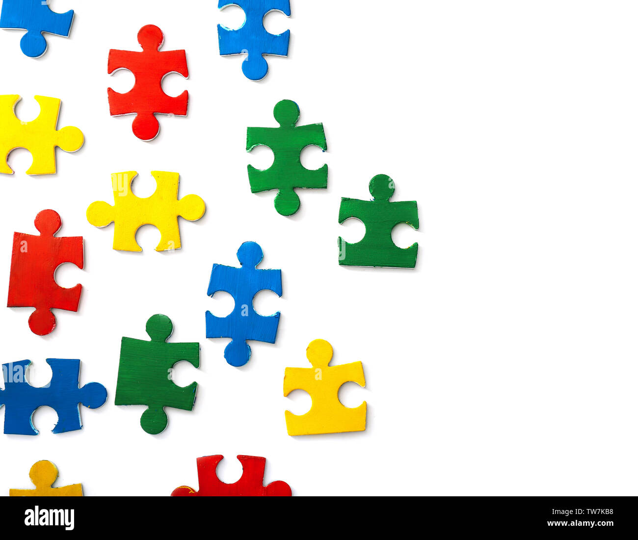 Pezzi di puzzle colorato su sfondo bianco. Autismo concetto di sensibilizzazione Foto Stock