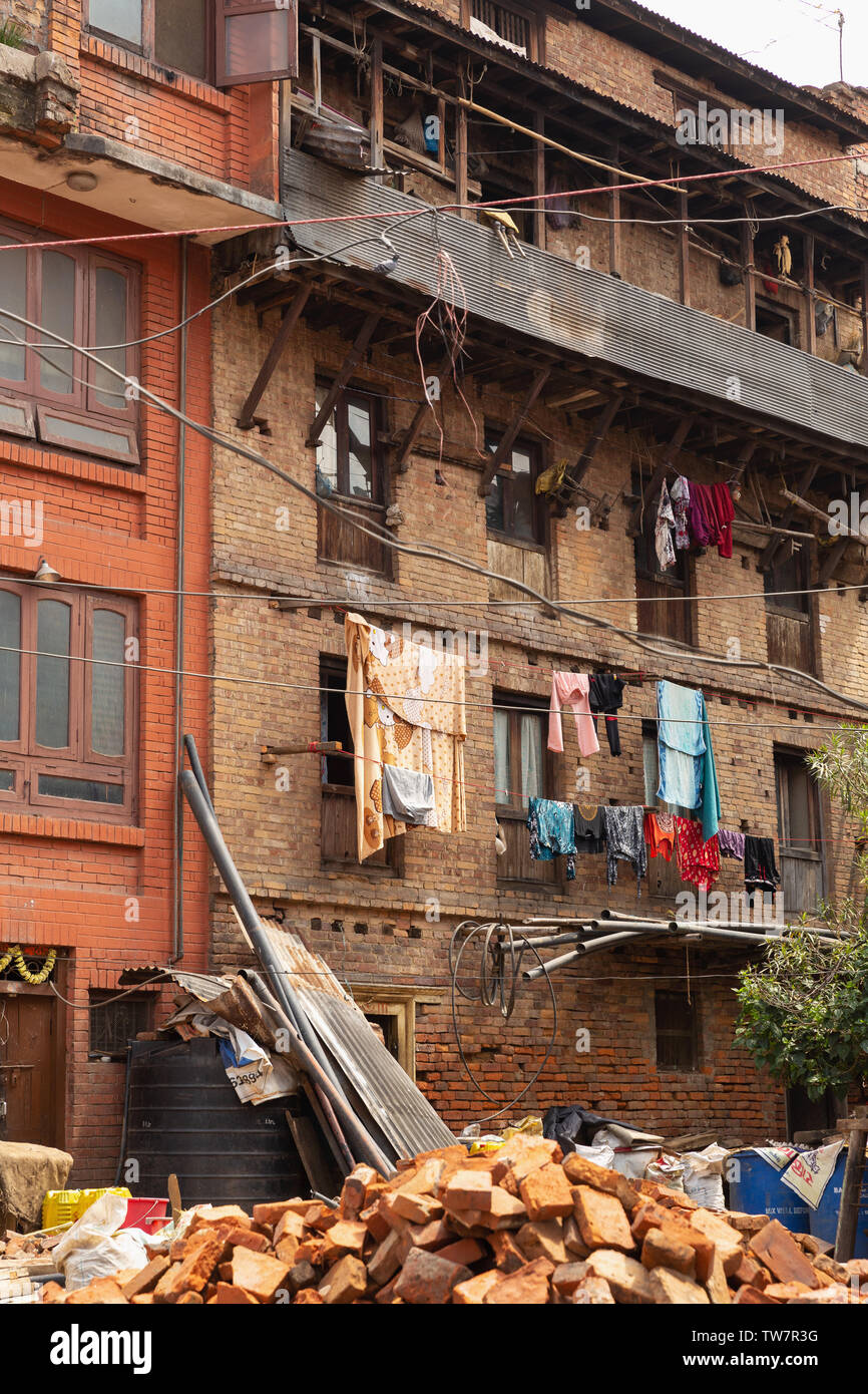Vista di un urban apartment building, Bhaktapur, Provincia n. 3, Nepal, Asia Foto Stock