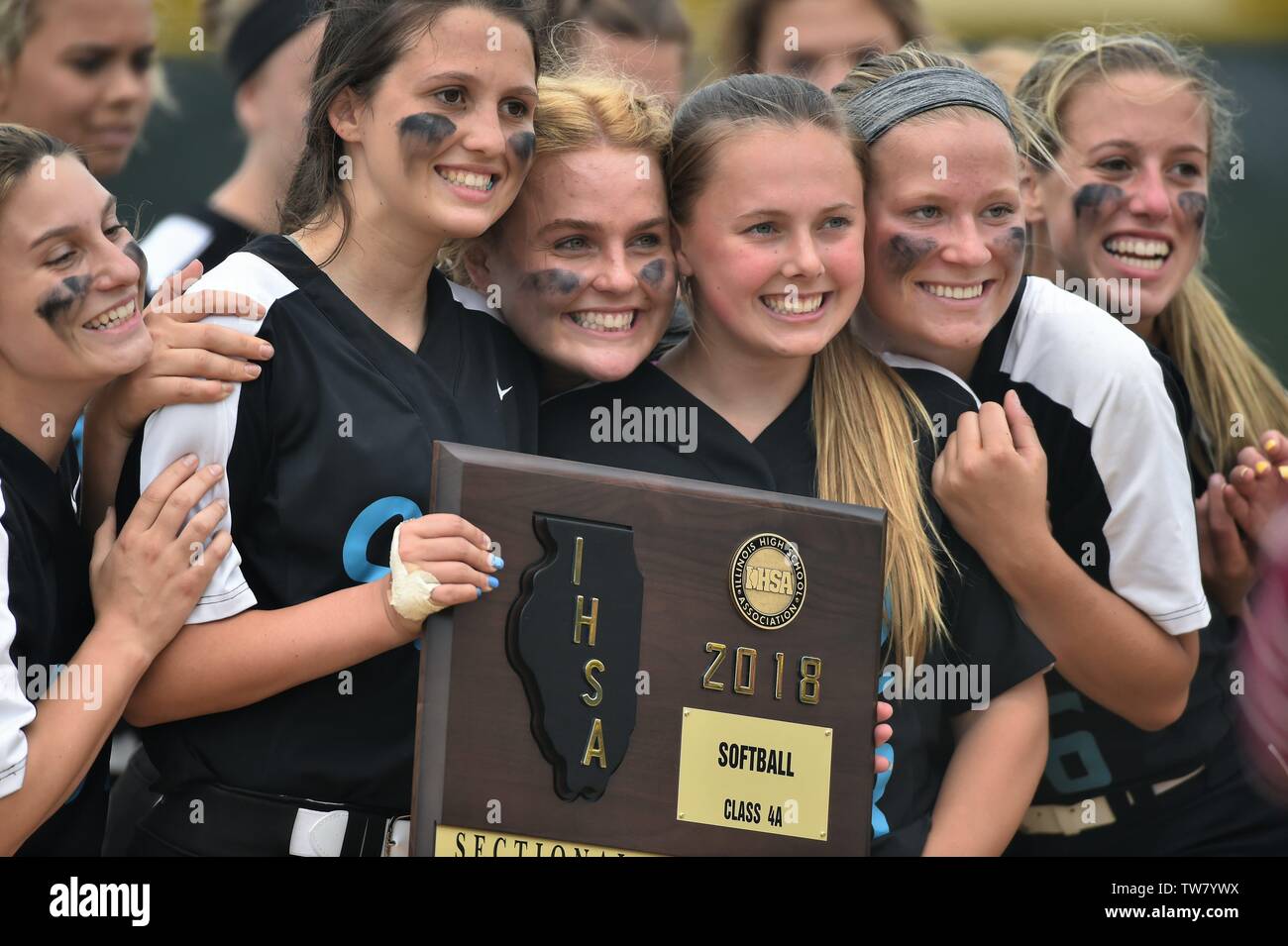 I giocatori gregge intorno alla sezione trofeo campionato per celebrare il loro gioco del titolo la vittoria. Stati Uniti d'America. Foto Stock