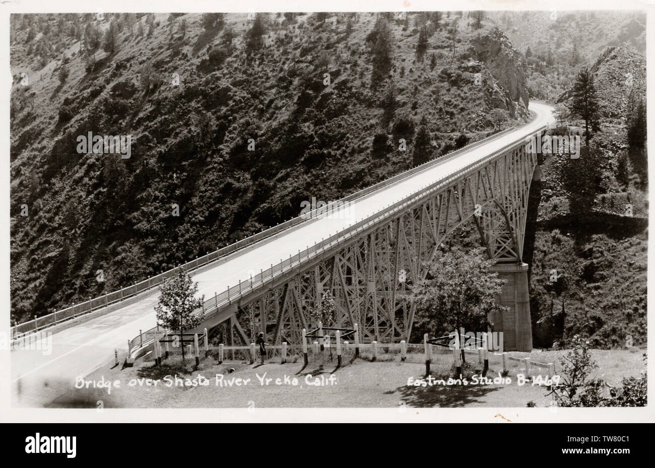 Ponte sul Fiume Shasta, Yreka California, 1950 vecchia cartolina. Foto Stock