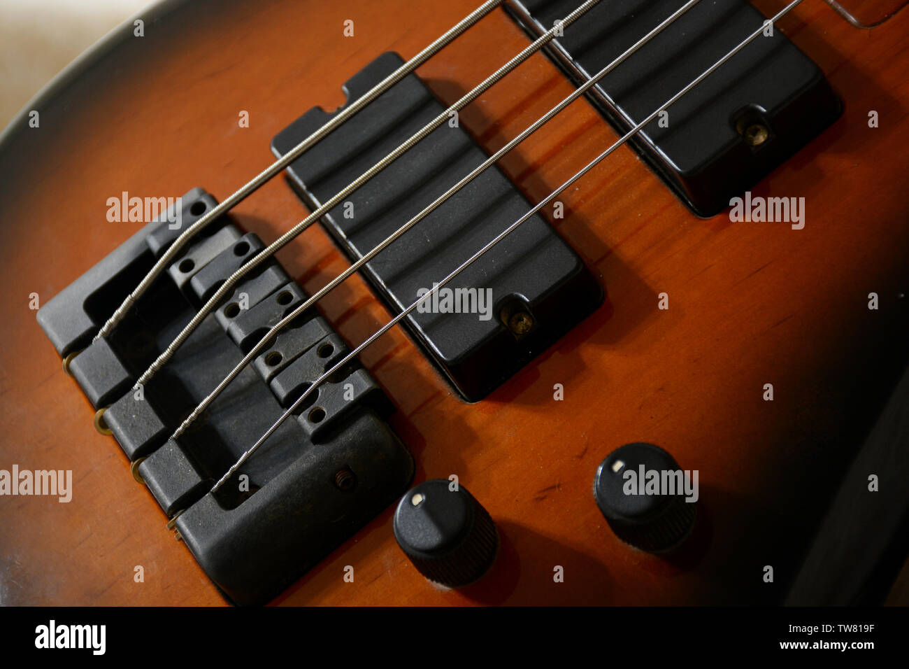 4 corde vitange basso elettrico chitarra con le mani la riproduzione e la prospettiva diversa Foto Stock