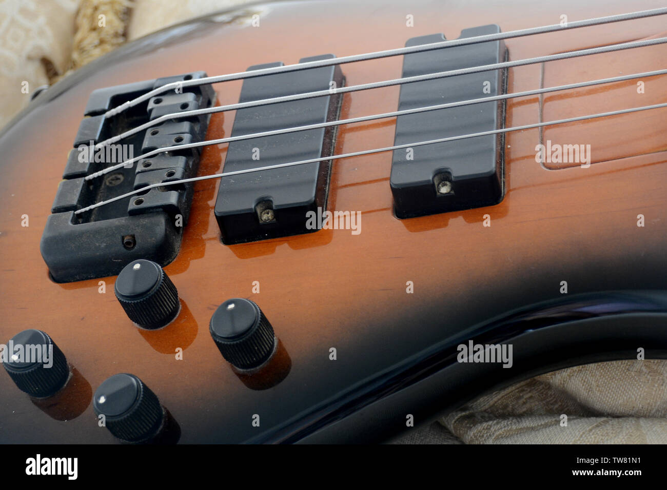 4 corde vitange basso elettrico chitarra con le mani la riproduzione e la prospettiva diversa Foto Stock