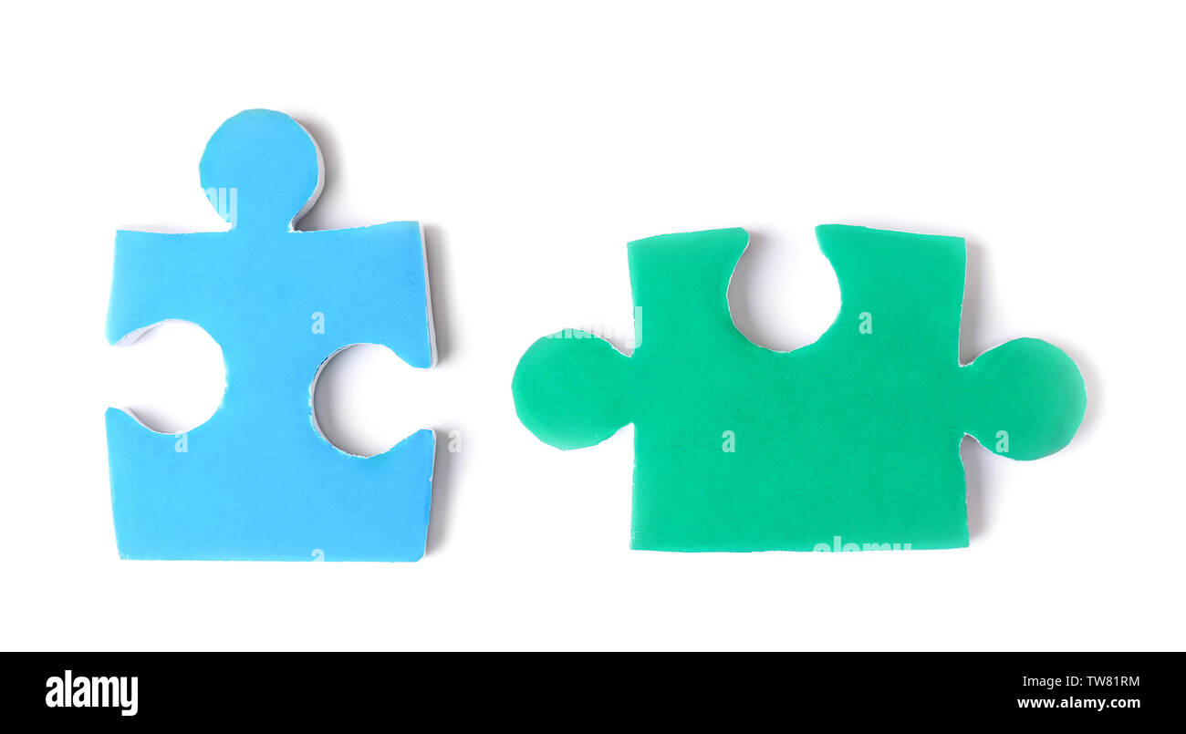 I pezzi del puzzle su sfondo bianco come simbolo dell'autismo Foto Stock
