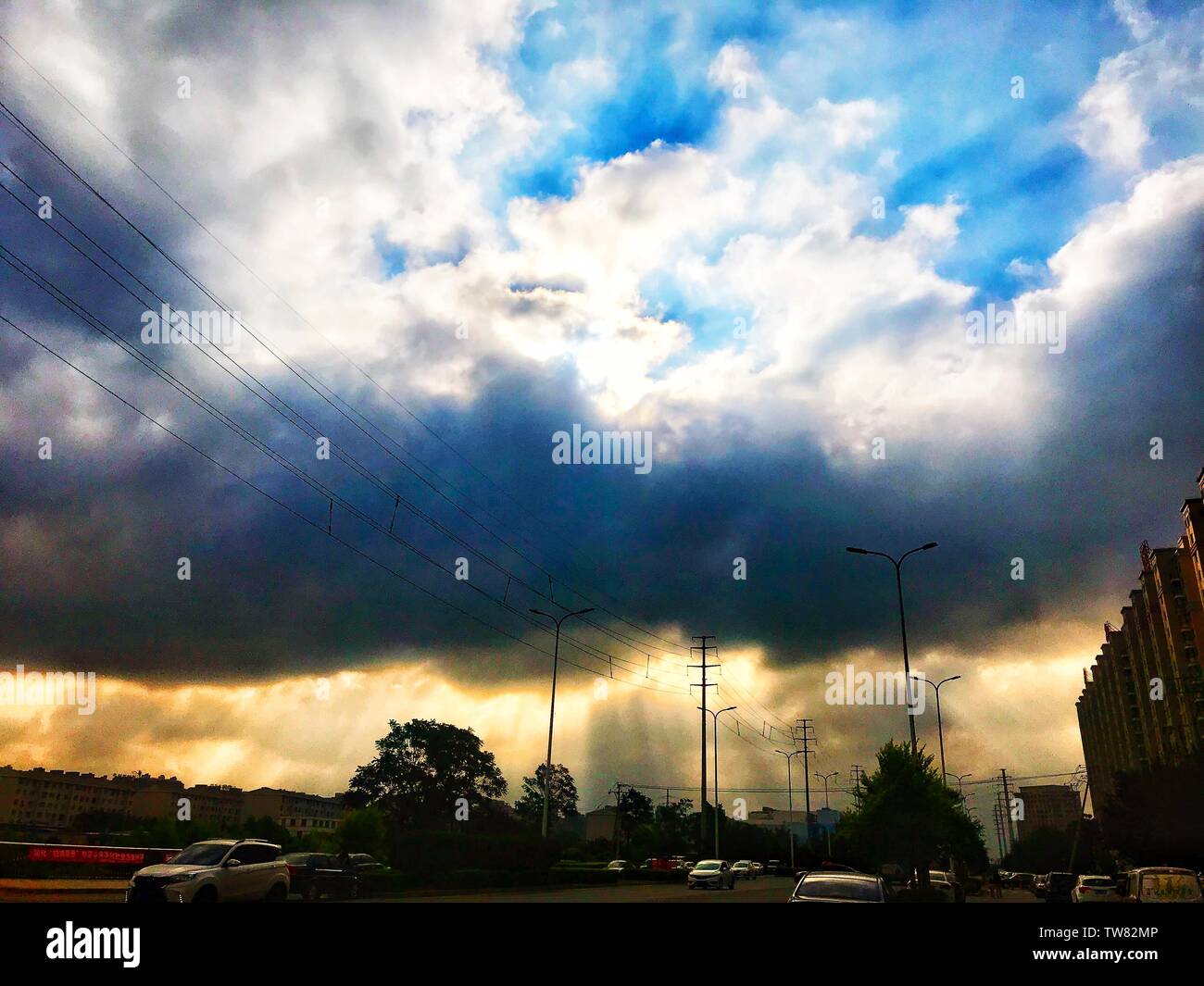 Un raro raggio di luce Dindal in cui il sole splende dalle fitte nuvole, come una luce divina. Foto Stock