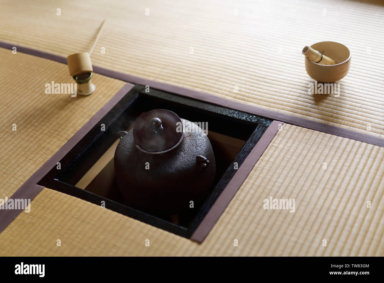 Licenza e stampe alle MaximImages.com:00 - Sala per la cerimonia del tè giapponese ancora vita di un bollitore in ghisa a vapore, Kama, in un pavimento aperto con tè Matcha Foto Stock