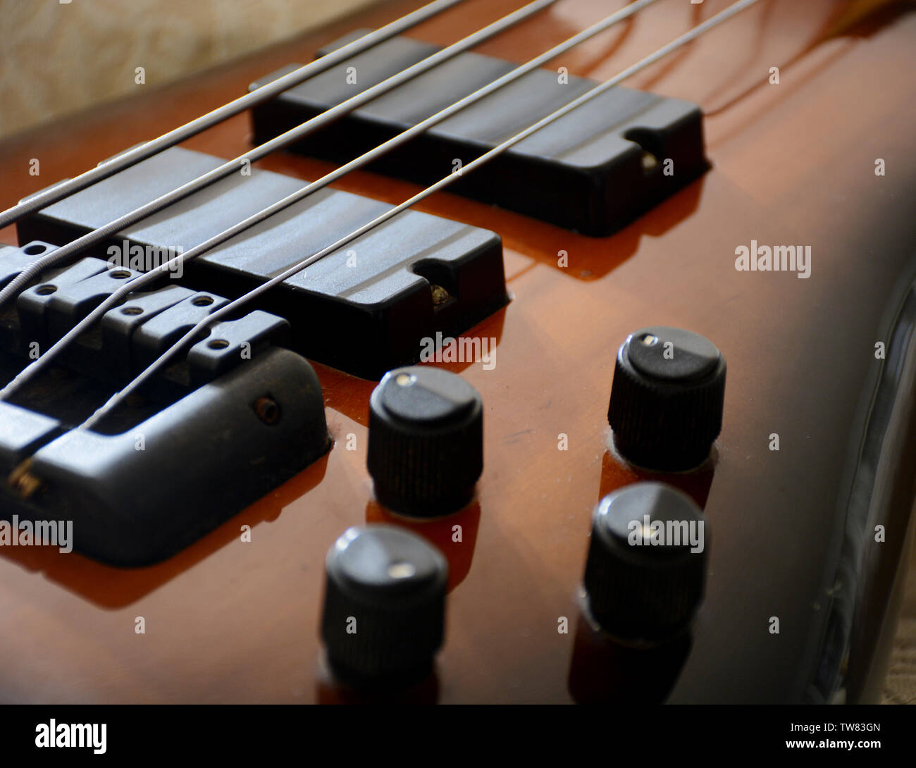 4 corde vitange basso elettrico chitarra con le mani la riproduzione e la prospettiva diversa Foto Stock