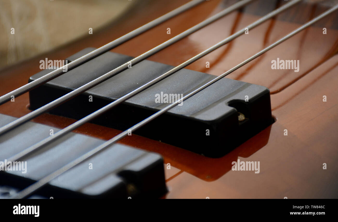 4 corde vitange basso elettrico chitarra con le mani la riproduzione e la prospettiva diversa Foto Stock