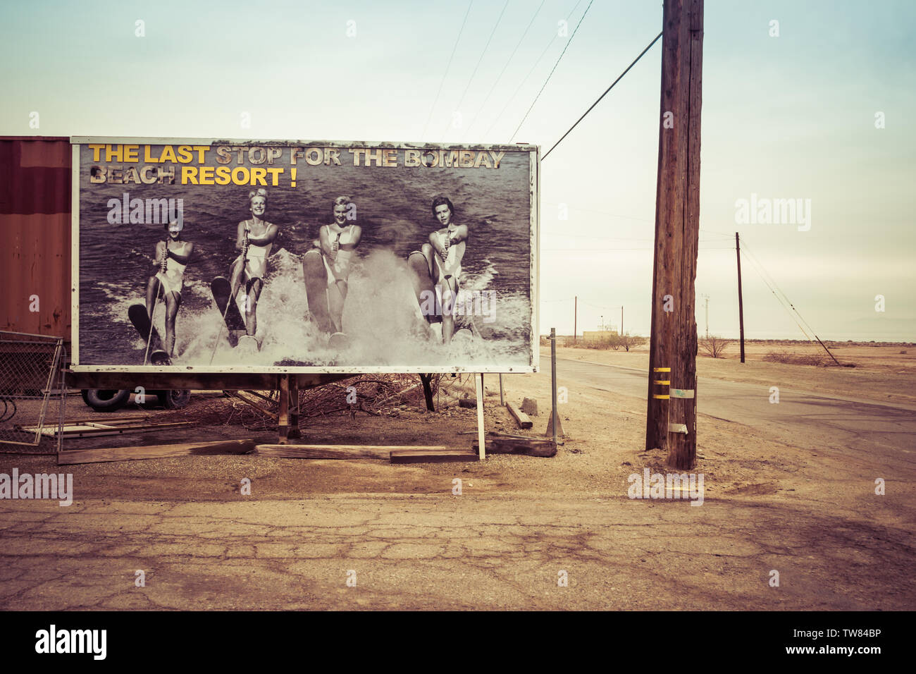 Decadendo billboard in abbandonato località di Bombay Beach. Salton Sea, California Foto Stock