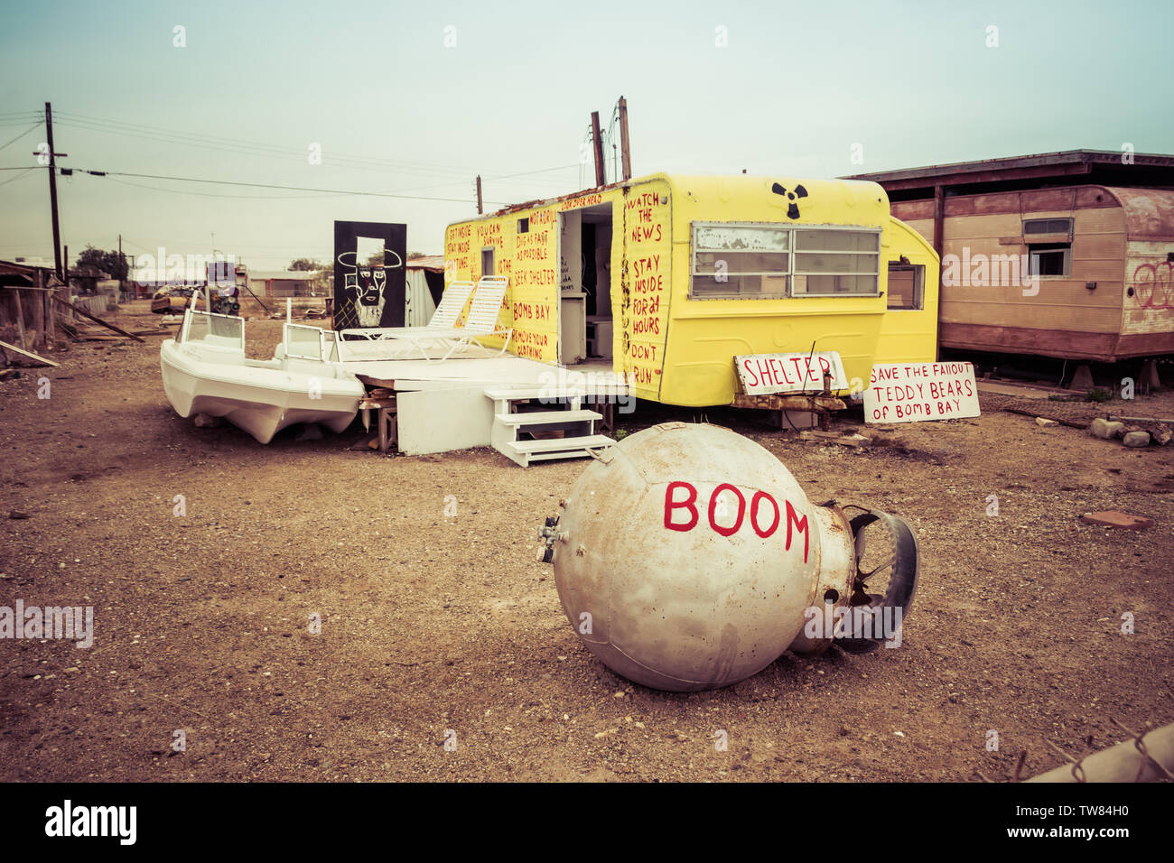 Prese a Bombay beach in Salton Sea area. Barca abbandonata e il rimorchio in un post-apocalittico paesaggio. Foto Stock