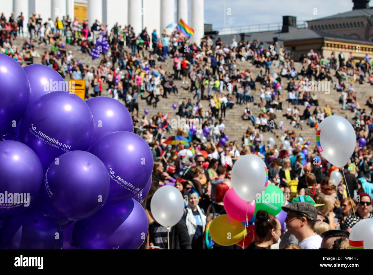 La raccolta sulla Piazza del Senato prima di Helsinki Pride Parade 2015 Foto Stock