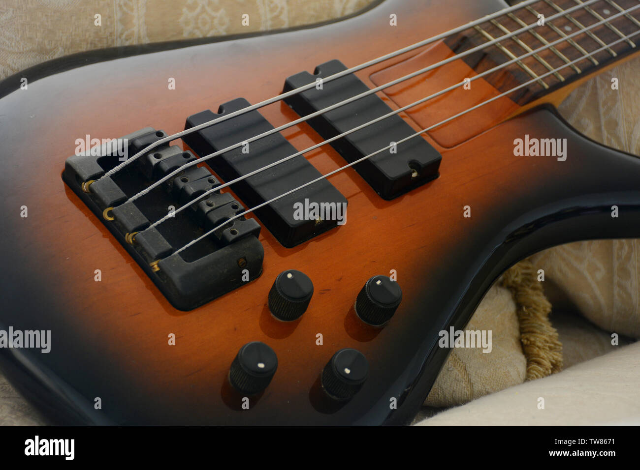 4 corde vitange basso elettrico chitarra con le mani la riproduzione e la prospettiva diversa Foto Stock