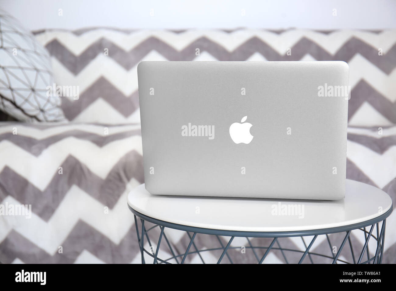 Kiev, Ucraina - 18 ottobre 2017: MacBook Air di Apple color argento sul tavolo per interni Foto Stock