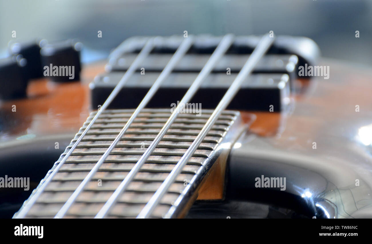 4 corde vitange basso elettrico chitarra con le mani la riproduzione e la prospettiva diversa Foto Stock