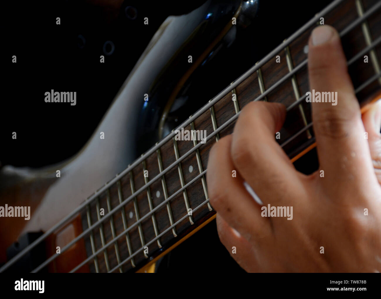 4 corde vitange basso elettrico chitarra con le mani la riproduzione e la prospettiva diversa Foto Stock