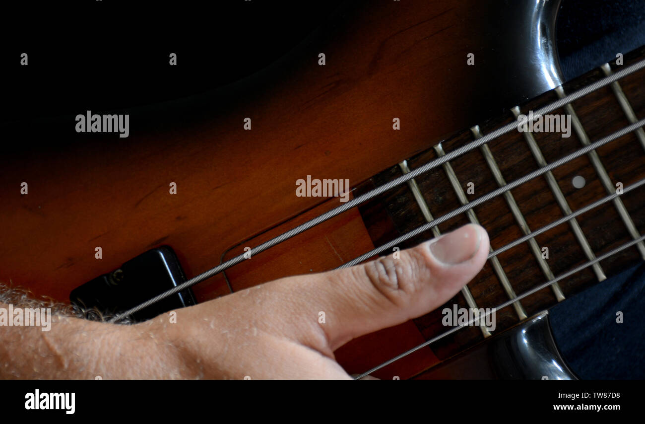 4 corde vitange basso elettrico chitarra con le mani la riproduzione e la  prospettiva diversa Foto stock - Alamy