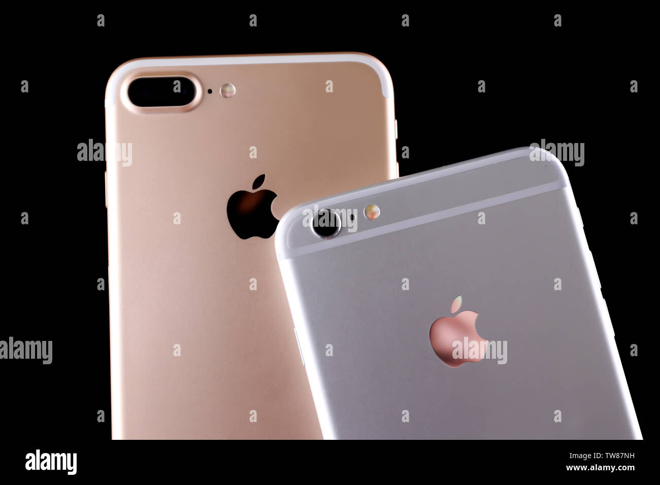 KIEV, UCRAINA - 19 ottobre 2017: pannelli posteriore di iPhone 7 Plus Gold e iPhone 6S Plus Argento su sfondo nero Foto Stock