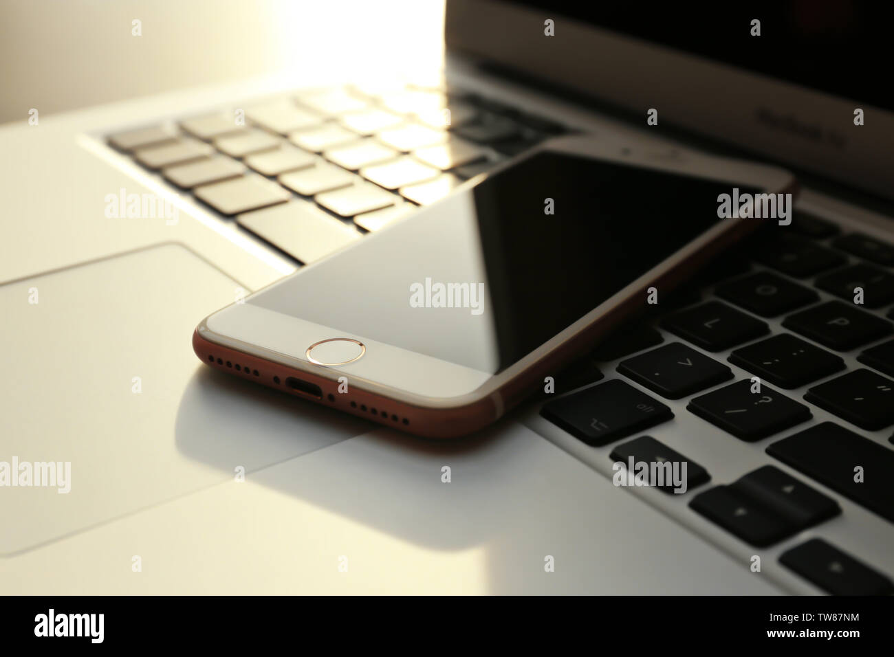 KIEV, UCRAINA - 19 ottobre 2017: iPhone 7 oro rosa sulla tastiera del notebook Foto Stock