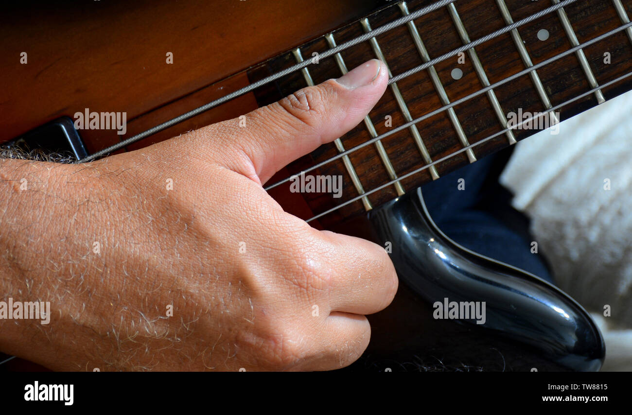 4 corde vitange basso elettrico chitarra con le mani la riproduzione e la prospettiva diversa Foto Stock