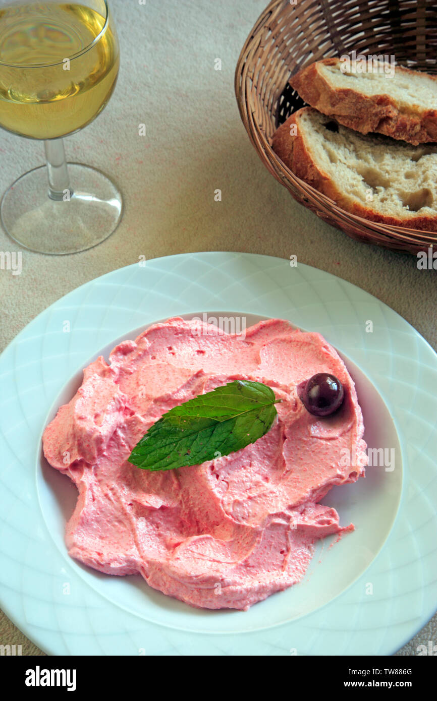 Iconico cibo greco. Taramasalata con un bicchiere di vino bianco. La Canea (Creta). Foto Stock