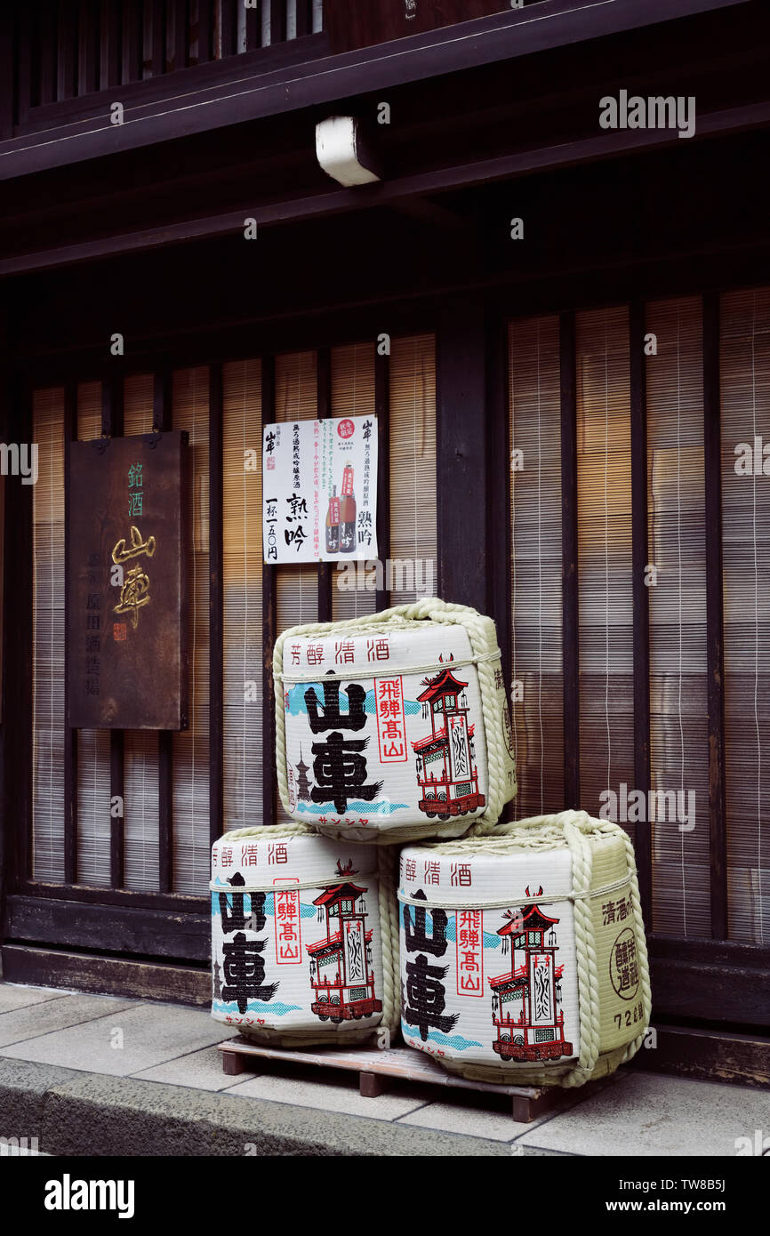 Kazaridaru, sake barili, simbolico di riso botti di vino, lo Shintoismo simbolo, al di fuori di un birrificio di sake shop a Takayama old town. Giappone Foto Stock