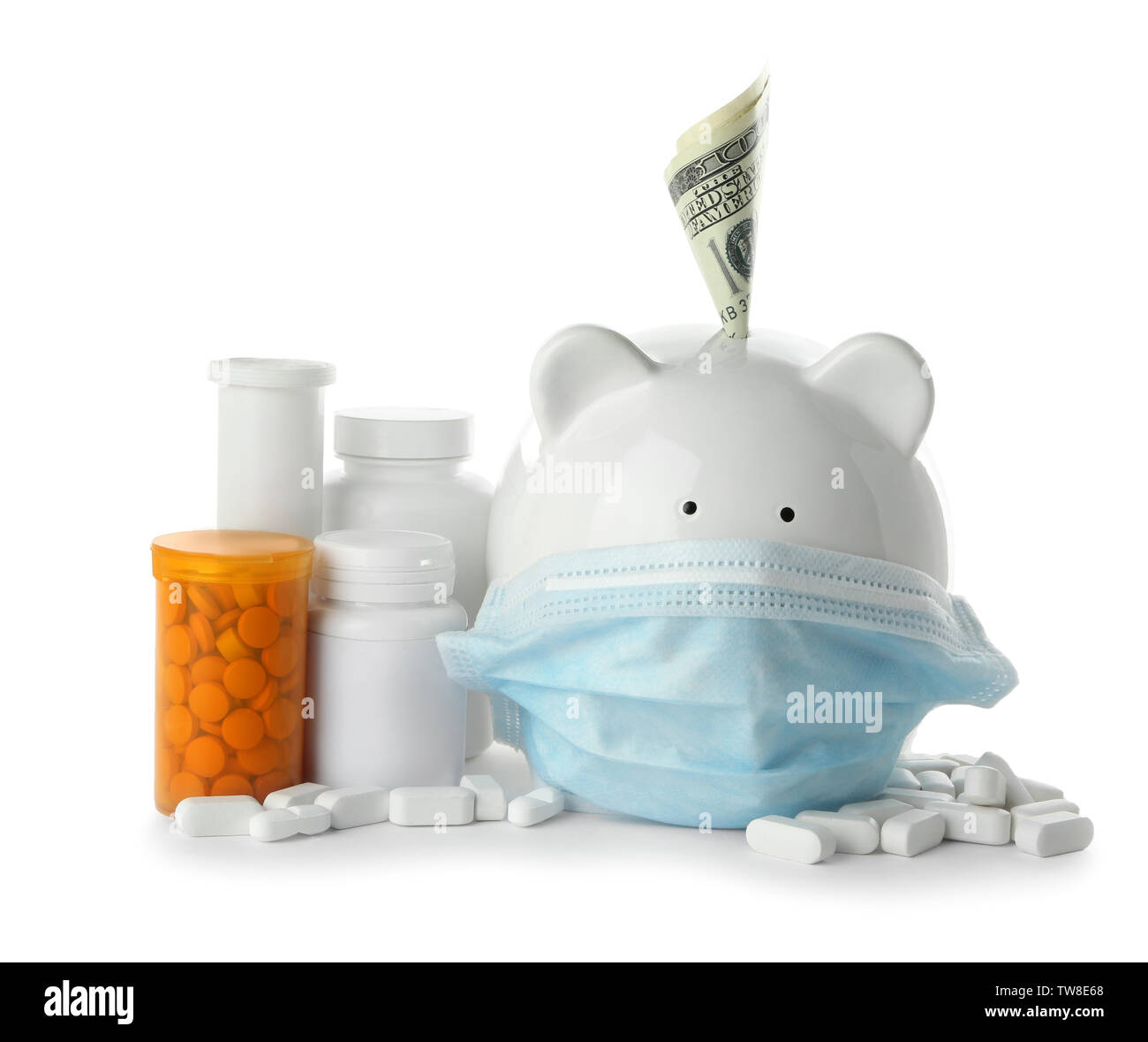 Salvadanaio in maschera medica con la banconota e pillole su sfondo bianco. Health care concept Foto Stock