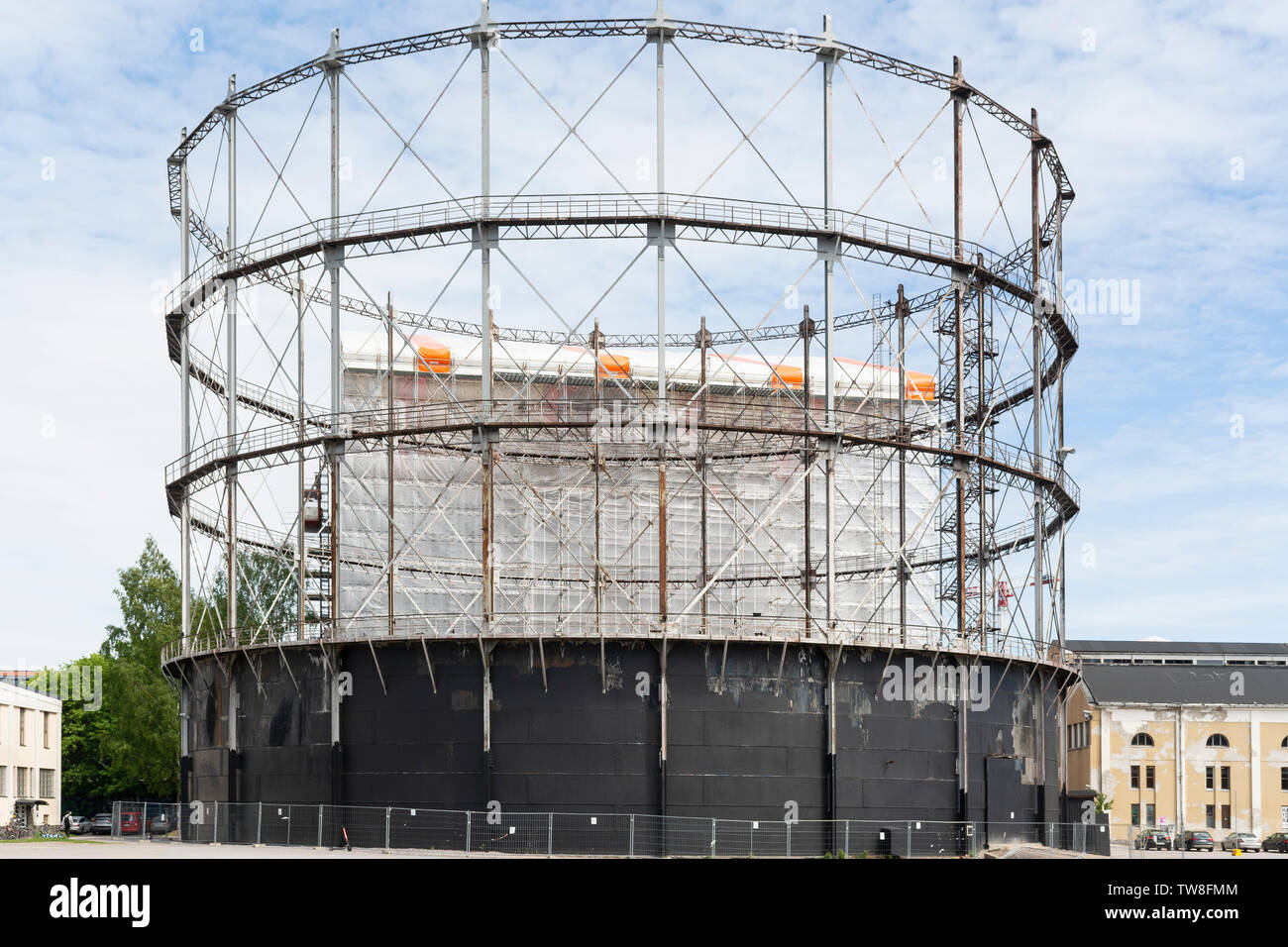 Vecchie costruzioni di detentore di gas nella zona industriale di Suvilahti a Helsinki, Finlandia Foto Stock