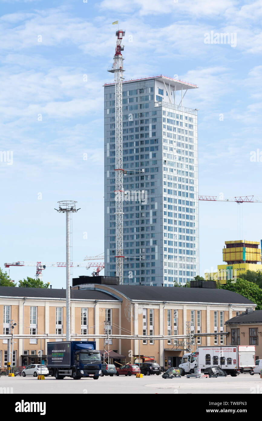 Majakka edificio di appartamenti visto da Suvilahti a Helsinki, Finlandia Foto Stock