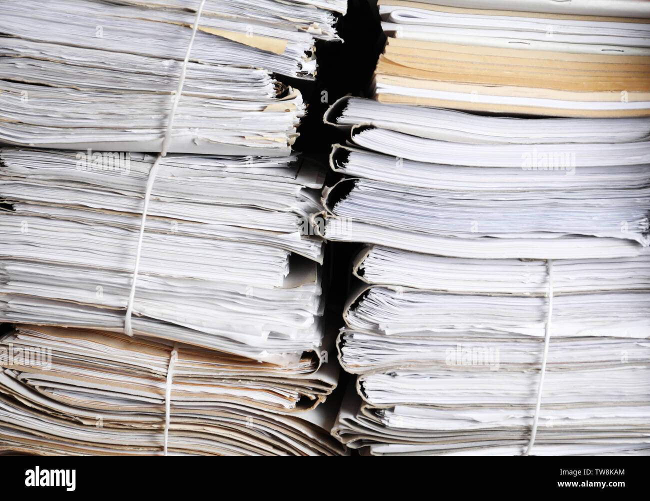 Pile di vecchie cartelle con i documenti in archivio, primo piano Foto Stock