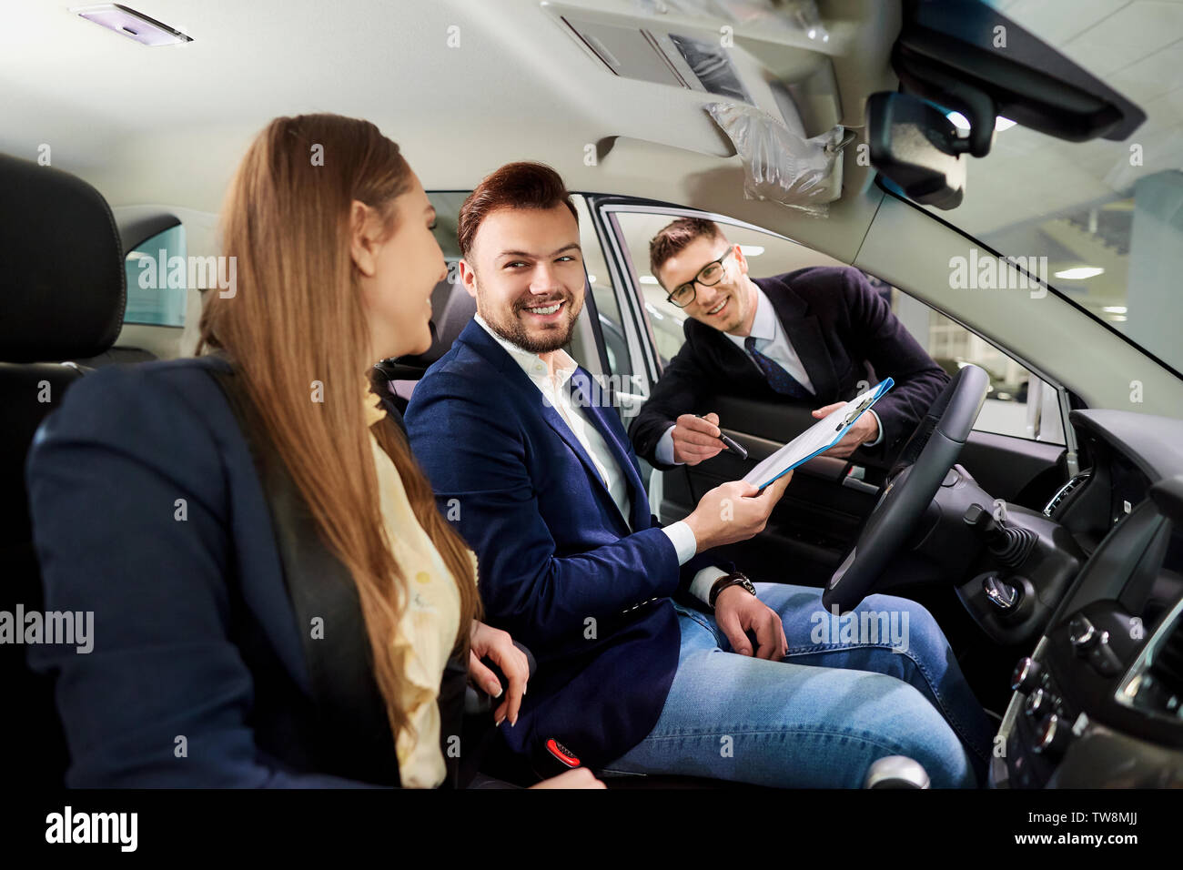 Una giovane coppia acquista un'auto auto salon Foto Stock