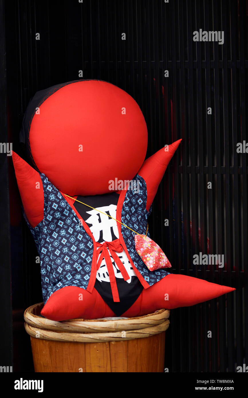 Sarubobo, scimmia baby doll Rosso, Giapponese, amuleto portafortuna e un souvenir locali per la città di Takayama. Hida-Takayama, Prefettura di Gifu, Giappone. Foto Stock