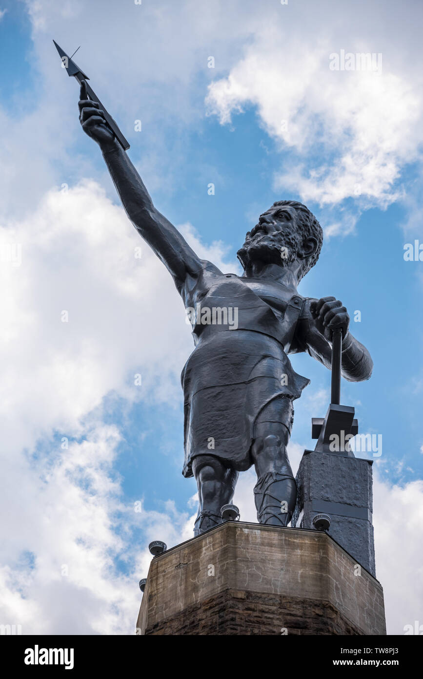 La statua di Vulcan, il più grande della ghisa statua nel mondo, si affaccia sulla città di Birmingham, Alabama, dalla cima di montagna rossa. (USA) Foto Stock