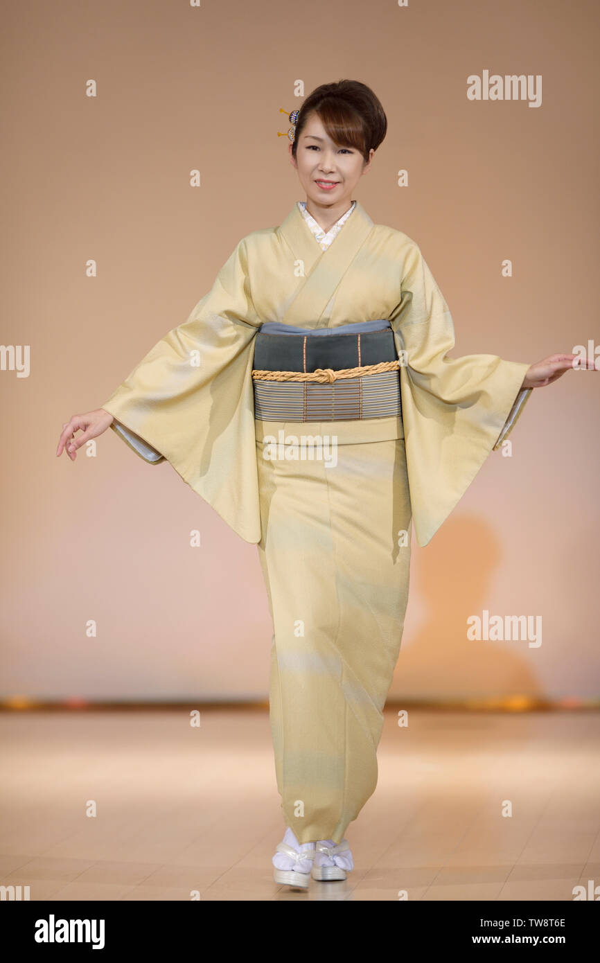 Donna giapponese in una colorazione beige naturale kimono in corrispondenza di una sfilata di moda a Kyoto, in Giappone. Foto Stock