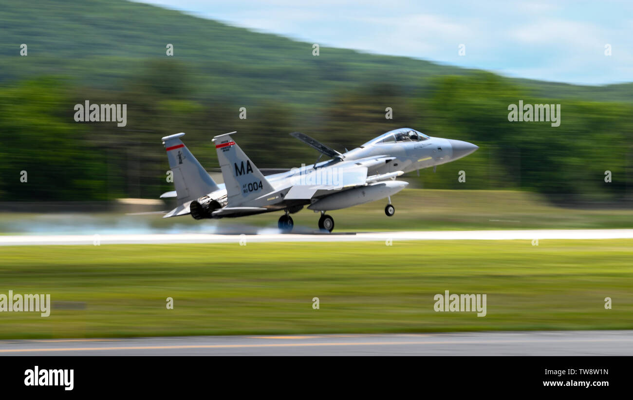 104Th Fighter Wing F-15 Aquile di ritorno dalla sfida artica esercizio Giugno 6, 2019, presso Barnes Air National Guard Base, Massachusetts. L'esercizio ha dato ai piloti la possibilità di allenarsi sul Counterair offensivo, garantire pienamente qualificati pronti per il combattimento piloti. (U.S. Air National Guard foto di Airman 1. Classe Randy Burlingame) Foto Stock