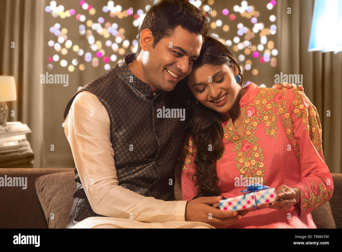 Il marito dando Diwali dono a sua moglie il Diwali celebrazioni Foto Stock