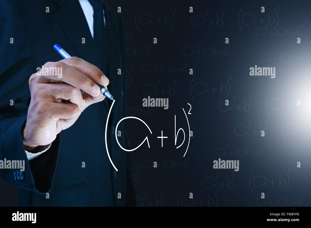 L'uomo scrivere le equazioni matematiche Foto Stock