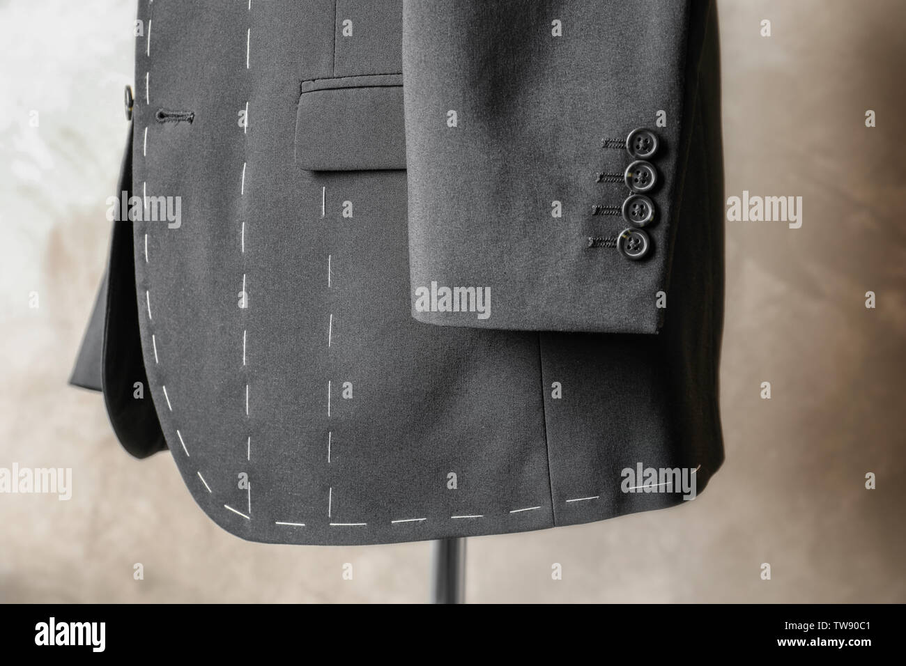 Semi-ready tuta sul manichino sarto contro uno sfondo chiaro Foto Stock