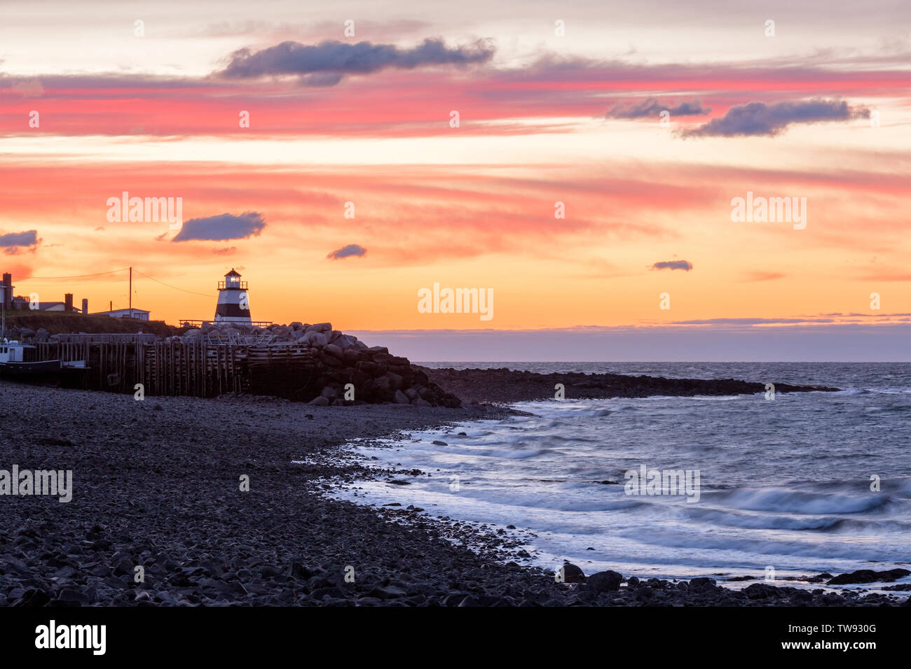 Il Margarettesville faro e la baia di Fundy al tramonto nella città di Margarettesville, Annapolis County, Nova Scotia, Canada. Foto Stock