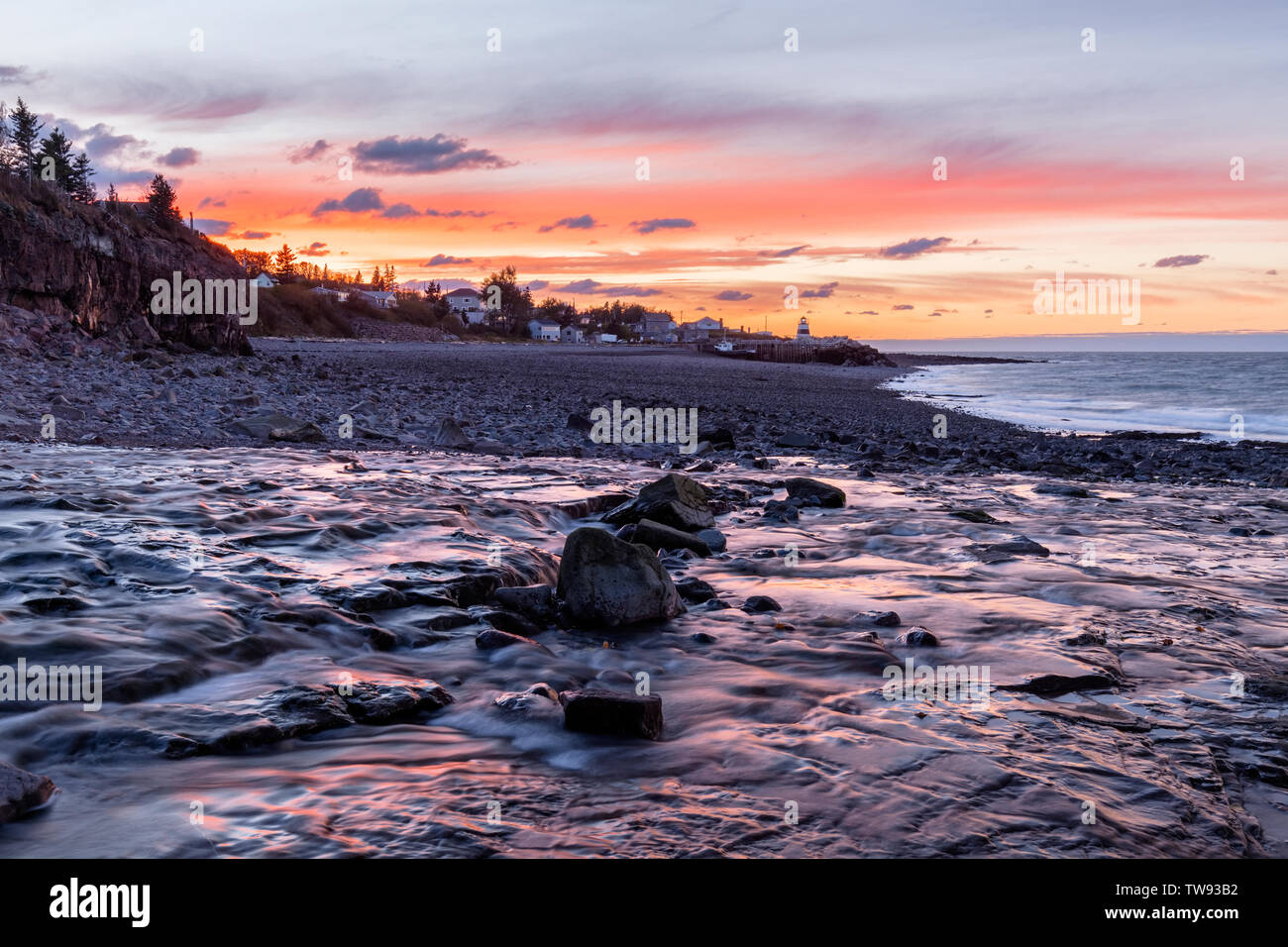 Un fiume con la città di Margarettesville in background sulla Baia di Fundy in Annapolis County, Nova Scotia, Canada. Foto Stock