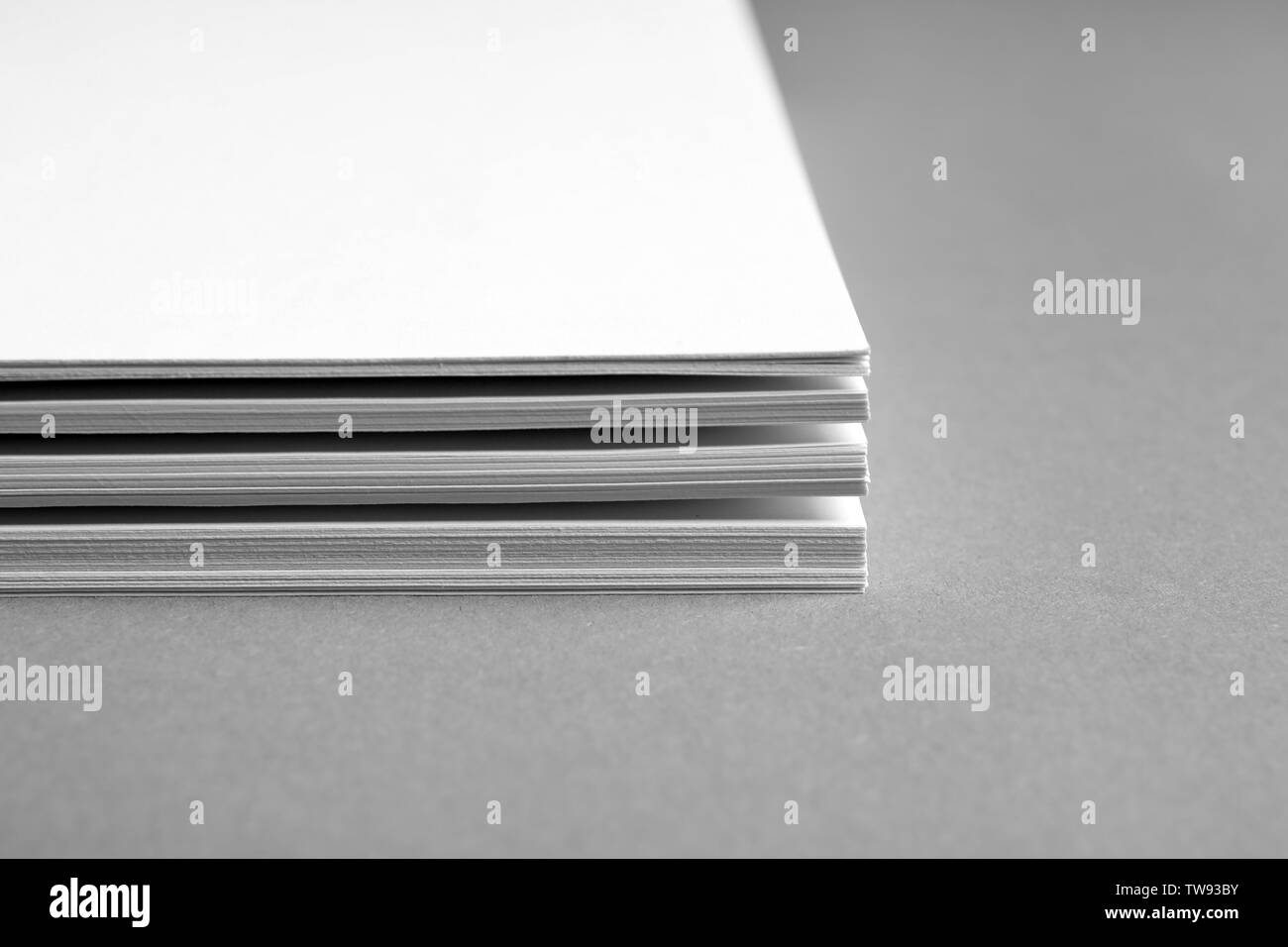 Dei fogli bianchi su sfondo grigio. Mock up per la progettazione Foto Stock